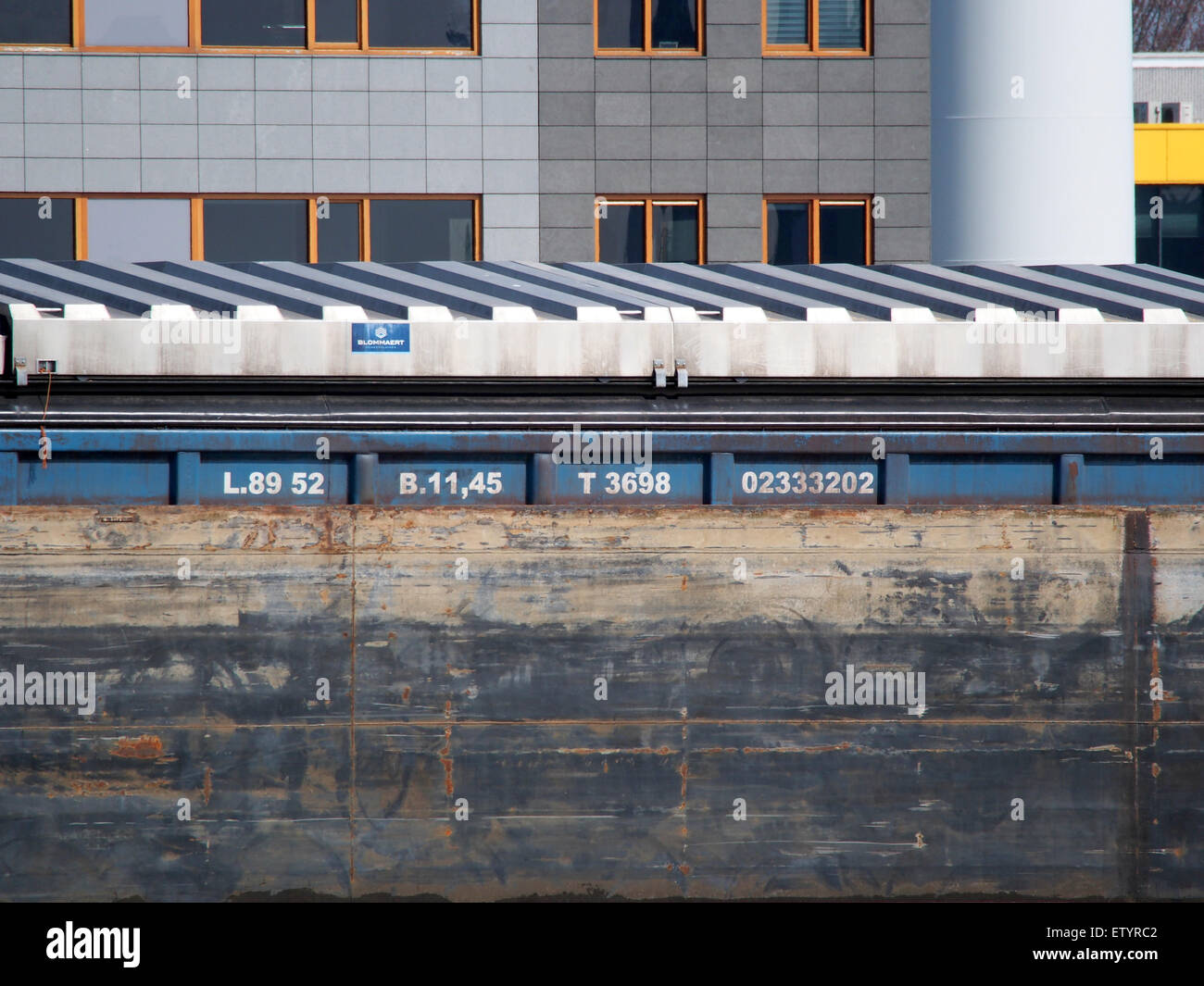 ENI 0233202 bezieht sich auf ein Tankschiff, das auf dem Noordzeekanaal im Amsterdamer Hafen verkehrt. Diese stark frequentierte Wasserstraße ist ein Drehkreuz für Seeschiffe, einschließlich Containerschiffe, Binnenschiffe und Tanker, die Güter wie Öl und Fracht durch die Region transportieren. Der Hafen ist ein wichtiges Element des weltweiten Seehandels und umsetzt große Frachtmengen effizient. Stockfoto