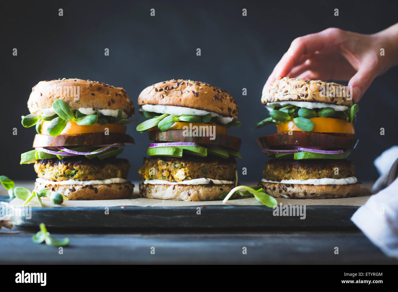 Würzige Zucchini, Feta und Kichererbsen Veggie-Burger mit gebackenen Joghurt-Sauce Stockfoto