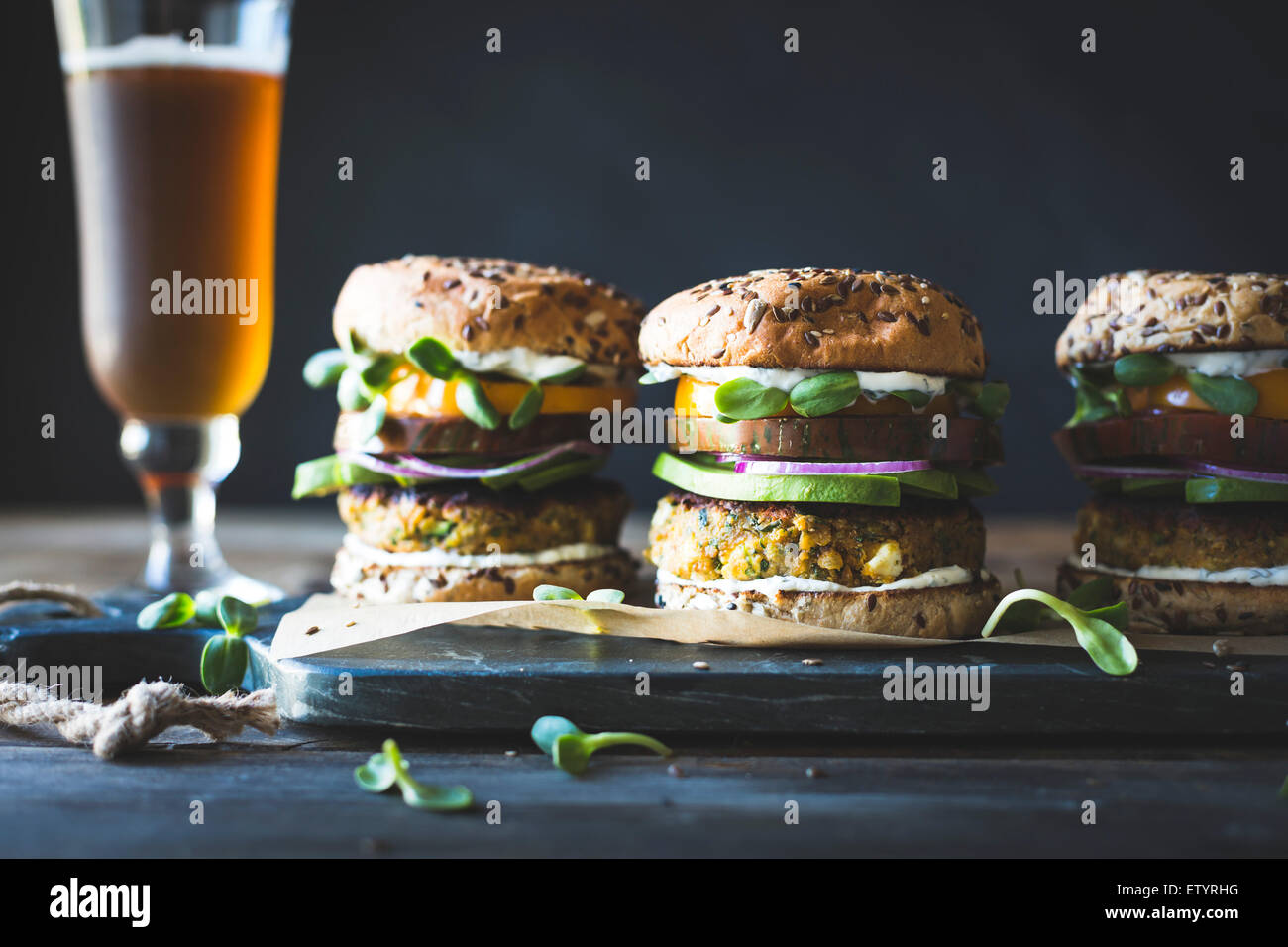 Würzige Zucchini, Feta und Kichererbsen Veggie-Burger mit gebackenen ...