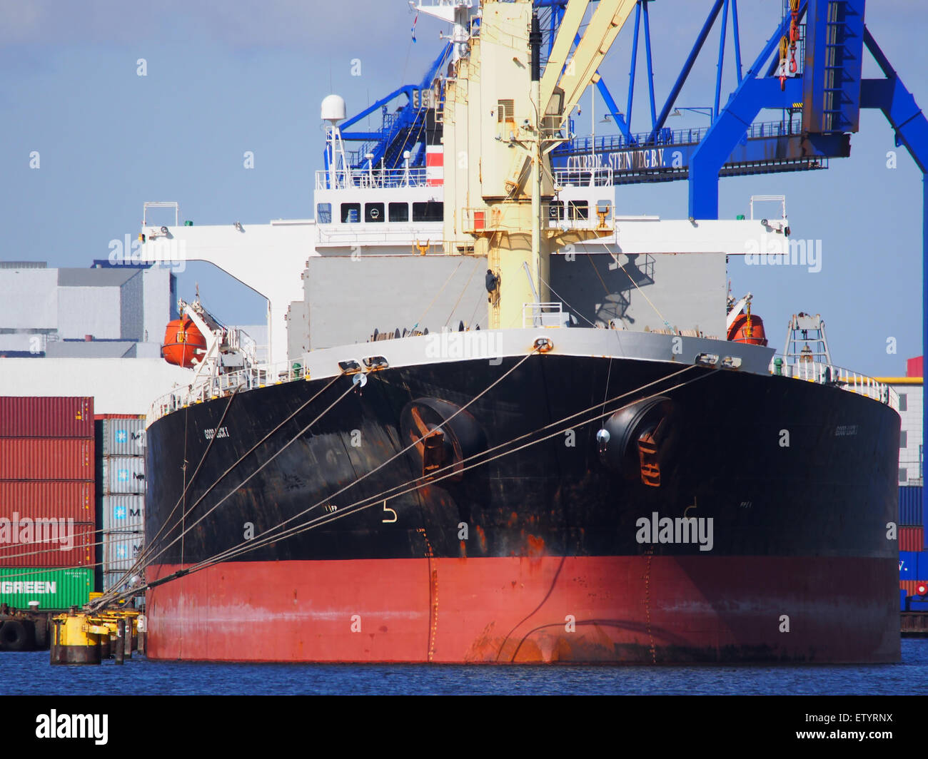 Ein Foto von Good Luck I, einem Tankschiff im Amsterdamer Hafen ...