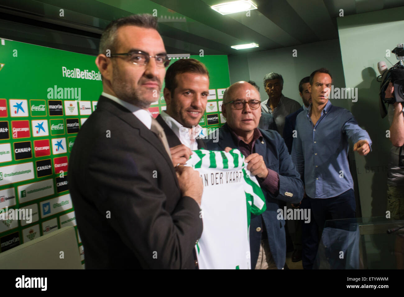 Sevilla, Andalusien, Spanien. 16. Juni 2015.  Rafael Van der Vaart (Niederlande), während seines Vortrags bei seinem neuen club Real Betis Balompié, die Zugehörigkeit zu der spanischen ersten Abteilung Fußball, 2015 16 Juni in Sevilla, Spanien. Bildnachweis: Kiko Jimenez/Alamy Live-Nachrichten Stockfoto