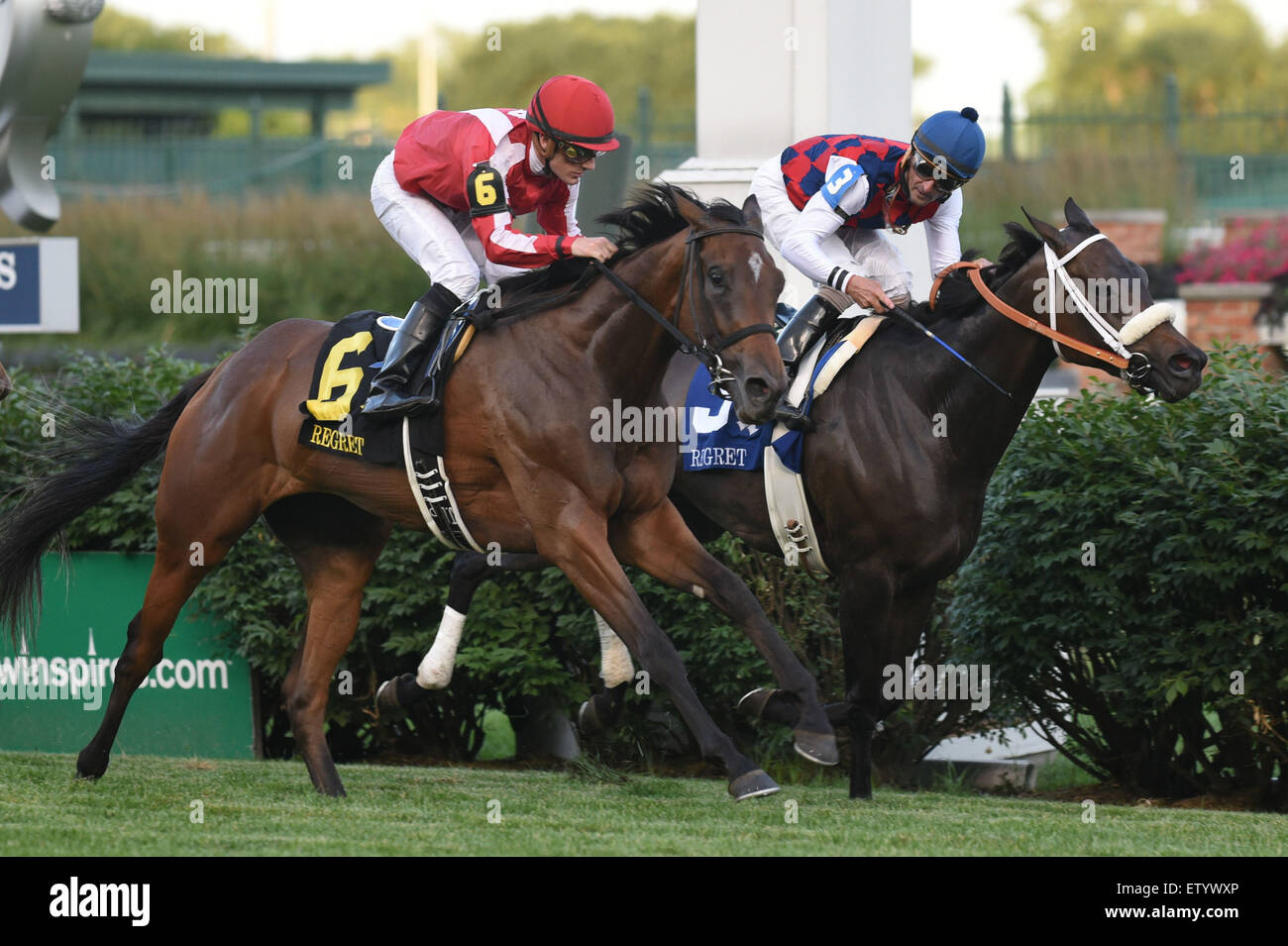 Lexington, KY, USA. 13. Juni 2015. 6 Prado Sweet Ride und Jockey Julien Leparoux gewinnen das Bedauern in Churchill Downs, #3 Lady Zuzu und Jockey Robby Albarado für Besitzer Darell und Sadie Brommer und Trainer Chris Block. Jessica Morgan/Cal Sport Medi) © Csm/Alamy Live-Nachrichten Stockfoto