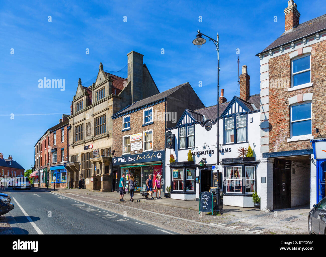 Geschäfte auf Millgate in der Stadt Zentrum, Thirsk, North Yorkshire, England, UK Stockfoto