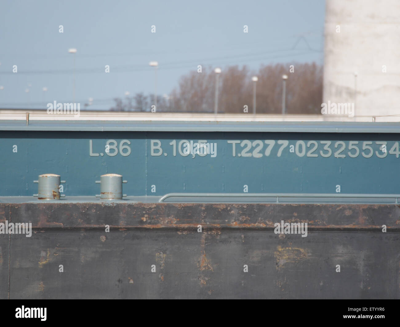 Dieses Gemälde von Atlas Schoemaker fängt die Landschaft von Noord-Brabant in Steenbergen ein. Das Werk ist eine klassische Darstellung der Region und zeigt ihre natürliche Schönheit und das ländliche Leben in feiner Ölmalerei. Stockfoto