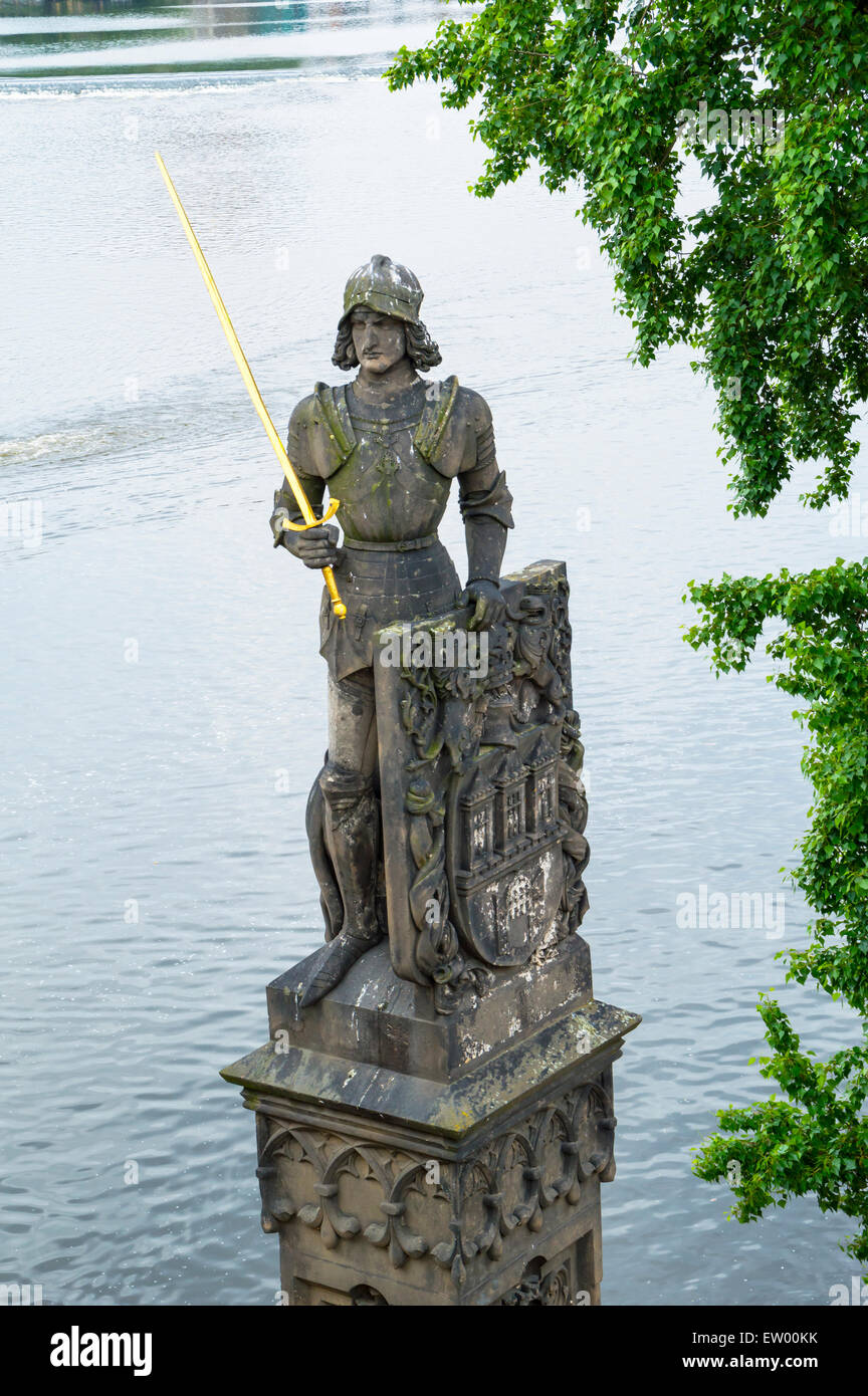Die Statue des Ritters Bruncvik, Karlsbrücke, Prag, Tschechische Republik. Stockfoto