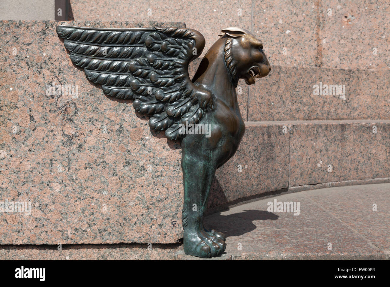Bronze-Skulptur des Griffin am Ufer des Flusses Newa in St. Petersburg Universität Stockfoto