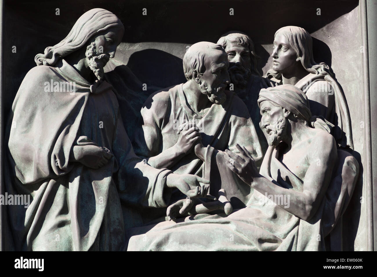 Heilung eines Gelähmten. Fragment der Dekoration der westlichen Tür der Isaak-Kathedrale in St. Petersburg Stockfoto