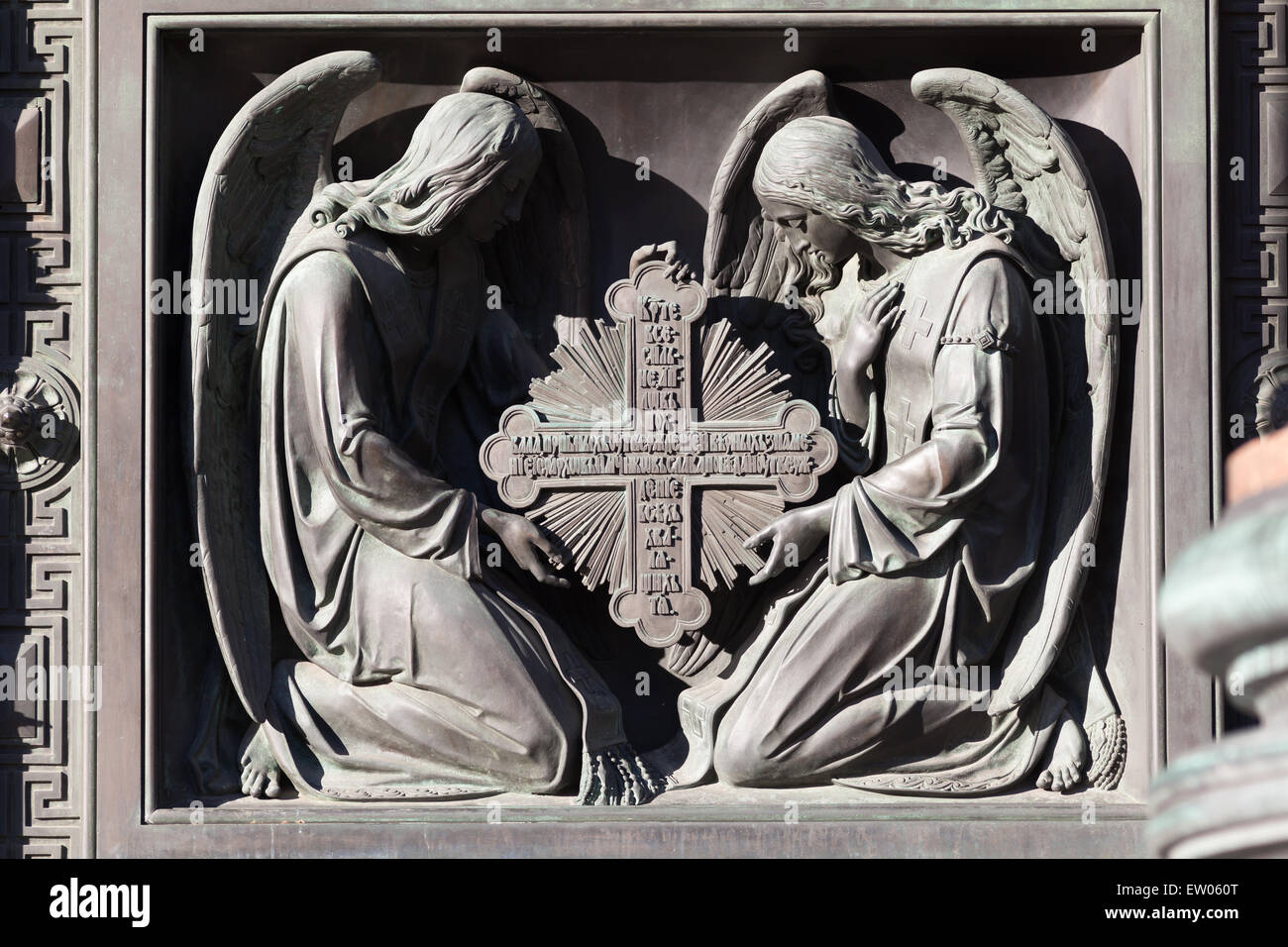 Zwei Engel und Kreuz fragment Dekoration einer Tür der Isaak-Kathedrale in St. Petersburg Stockfoto