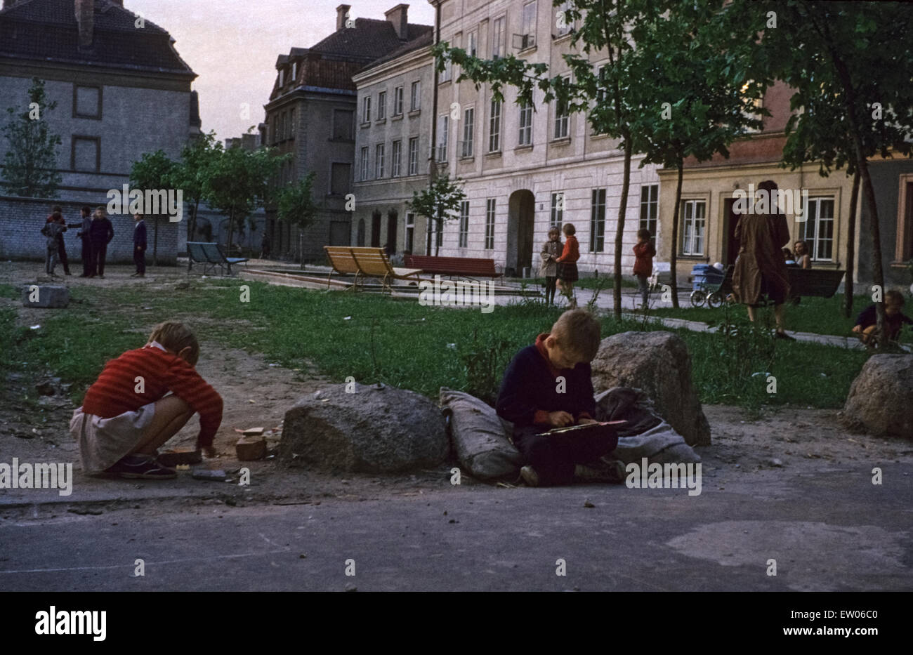 Spielende Kinder in der Altstadt von Warschau in den 1960er Jahren Spielende Kinder in der Altstadt von Warschau in Den Sechzigern Stockfoto