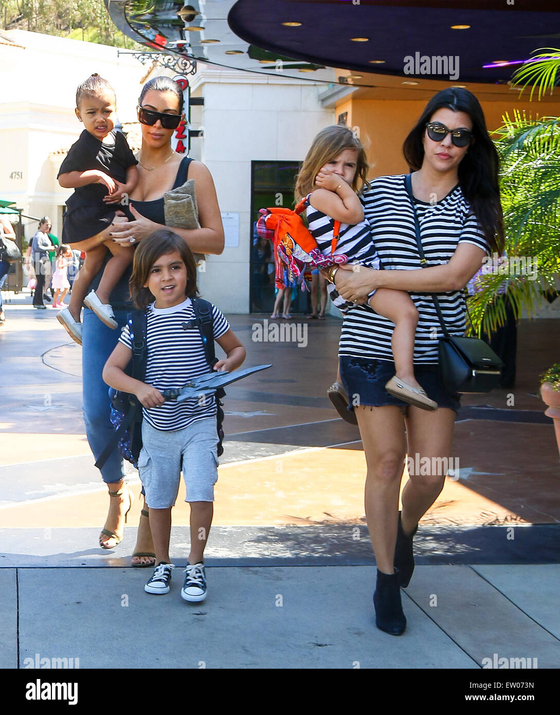 Kim Kardashian und ihre Schwester Kourtney Kardashian verlassen ein