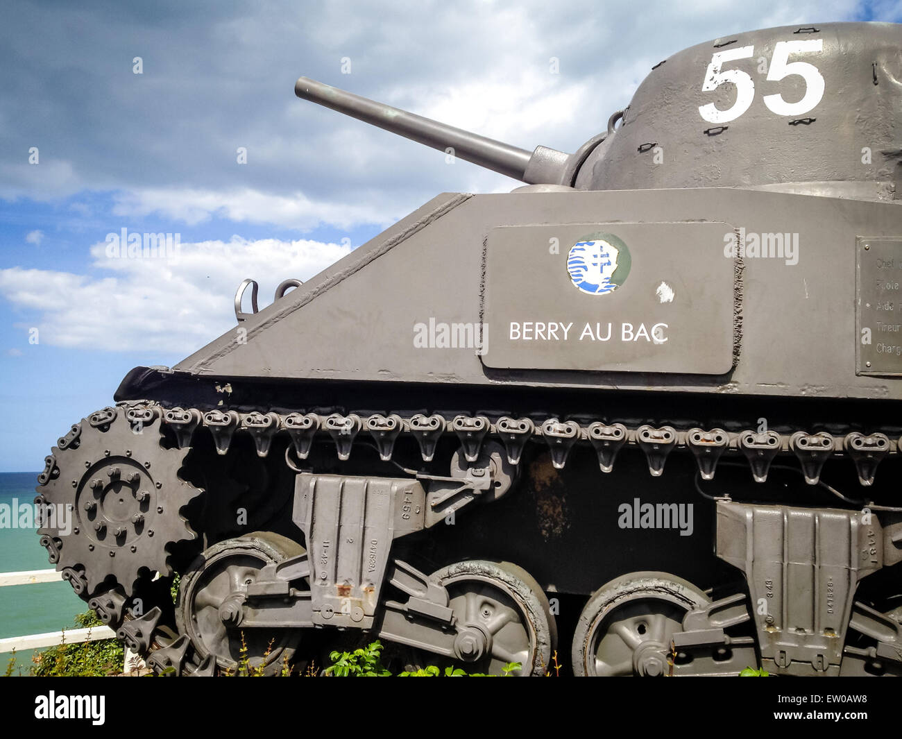 Eine alte Panzer im zweiten Weltkrieg verwendet ist auf den Hügeln von Arromanches in der Normandie, als ein Denkmal für die Alliierten Truppen ausgesetzt. Stockfoto