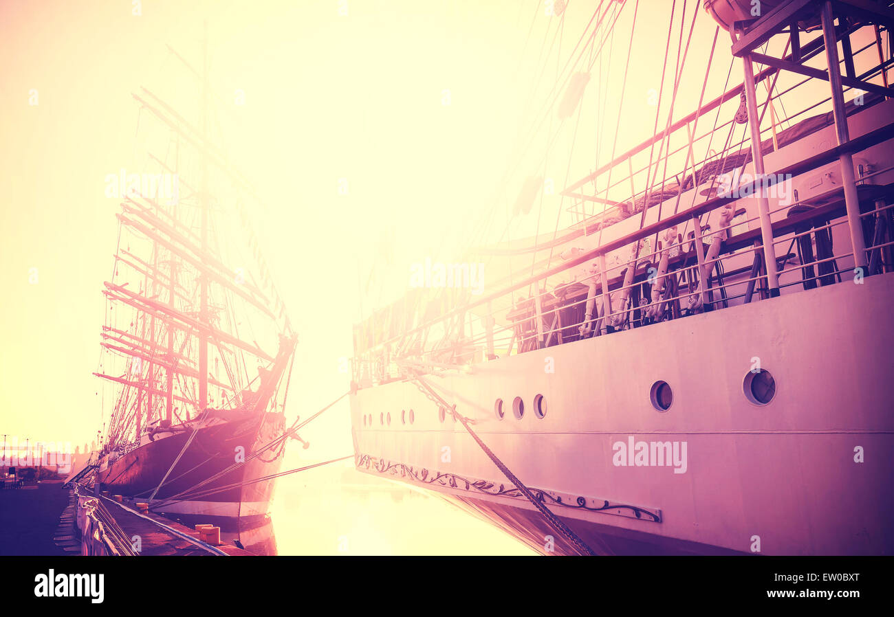 Vintage getönten Segelboote bei Sonnenaufgang Hintergrund, Platz für Text. Stockfoto