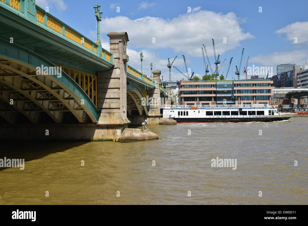 Stadt-Boot auf der Durchreise Brücke über den Fluss Themse London Vereinigtes Königreich Stockfoto