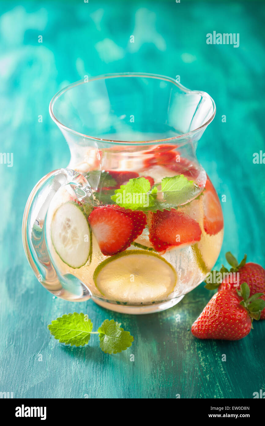 erfrischendes Sommergetränk mit Erdbeeren Gurke Limette im Glas Stockfoto