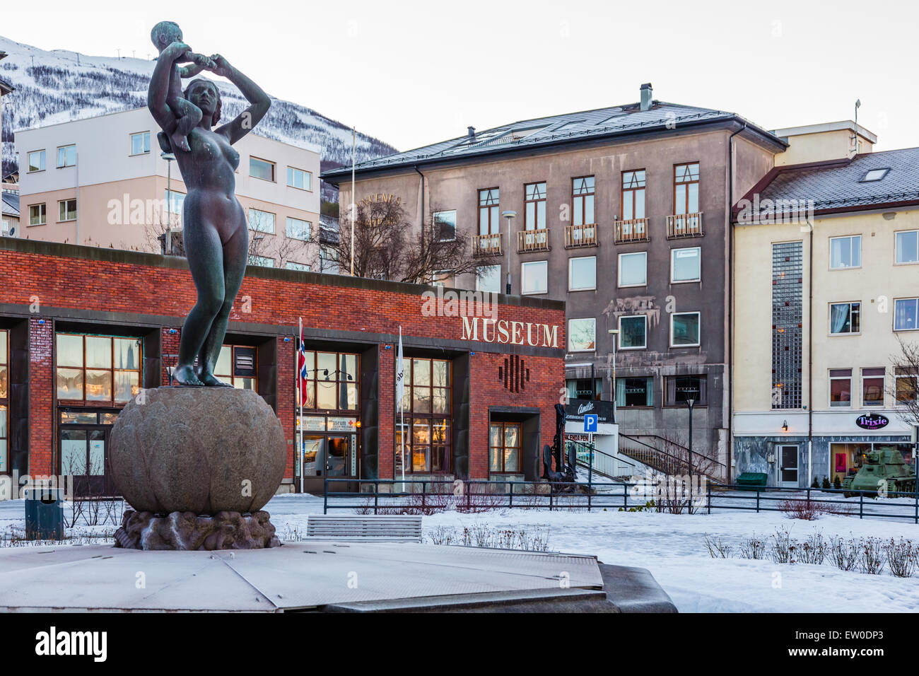 Eine Statue von Mutter und Kind im Zentrum von Narvik, Norwegen Stockfoto