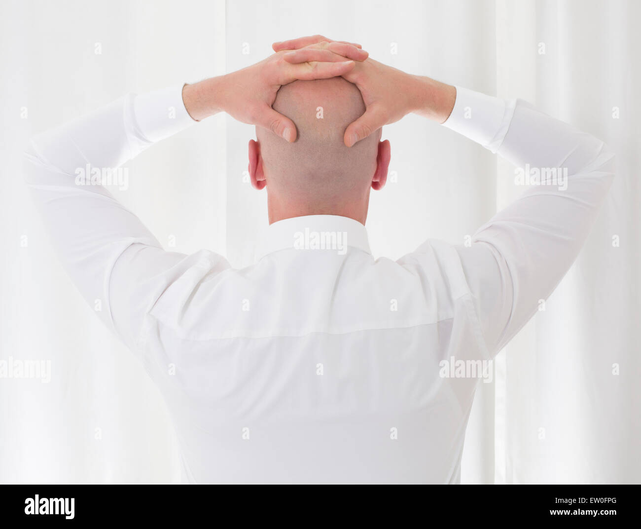 Rückseite eines kahlköpfigen Mann in einem weißen Hemd Stockfoto