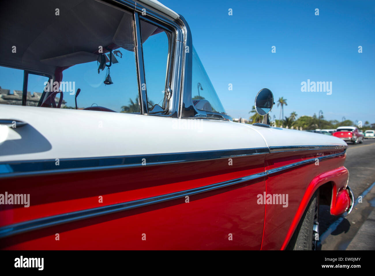 Alte Autos am Malecón in Havanna Stockfoto