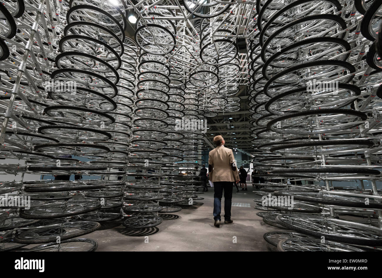 Basel, Schweiz. 16. Juni 2015. "Gestapelt", eine Installation aus Fahrradrahmen von Ai Wiwei, ausgestellt auf der Art Basel 2015 in Basel (Schweiz), eines der weltweit größten und spektakulärsten moderne Kunst treffen. Im Jahr 2014 lockte die Messe 92'000 Kunstliebhaber aus der ganzen Welt. Bildnachweis: Erik Tham/Alamy Live-Nachrichten Stockfoto