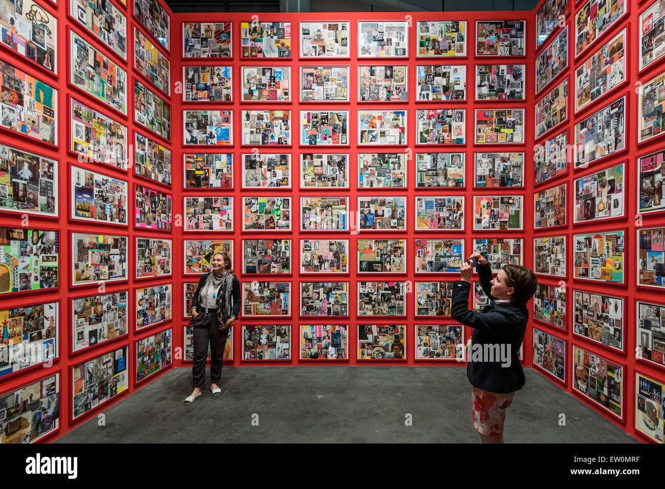 Basel, Schweiz. 16. Juni 2015. Zwei Besucher der Art Basel 2015 Fotografieren innerhalb der Installation "Müllmann" des Künstlers Tal R auf der Art Basel 2015 in Basel (Schweiz), eines der weltweit größten und spektakulärsten moderne Kunst treffen. Im Jahr 2014 lockte die Messe 92'000 Kunstliebhaber aus der ganzen Welt. Bildnachweis: Erik Tham/Alamy Live-Nachrichten Stockfoto