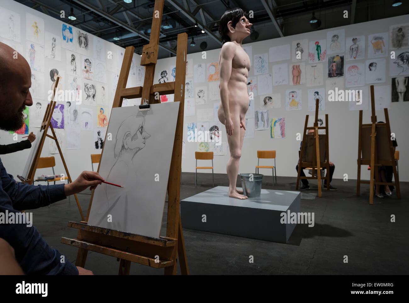 Basel, Schweiz. 16. Juni 2015. David Shrigleys interaktive Installation "Lebensmodell" lädt Besucher der Art Basel 2015 in Basel (Schweiz) auf dem Reißbrett. Art Basel ist eines der weltweit größten und spektakulärsten moderne Versammlungen. Im Jahr 2014 lockte die Messe 92'000 Kunstliebhaber aus der ganzen Welt. Bildnachweis: Erik Tham/Alamy Live-Nachrichten Stockfoto