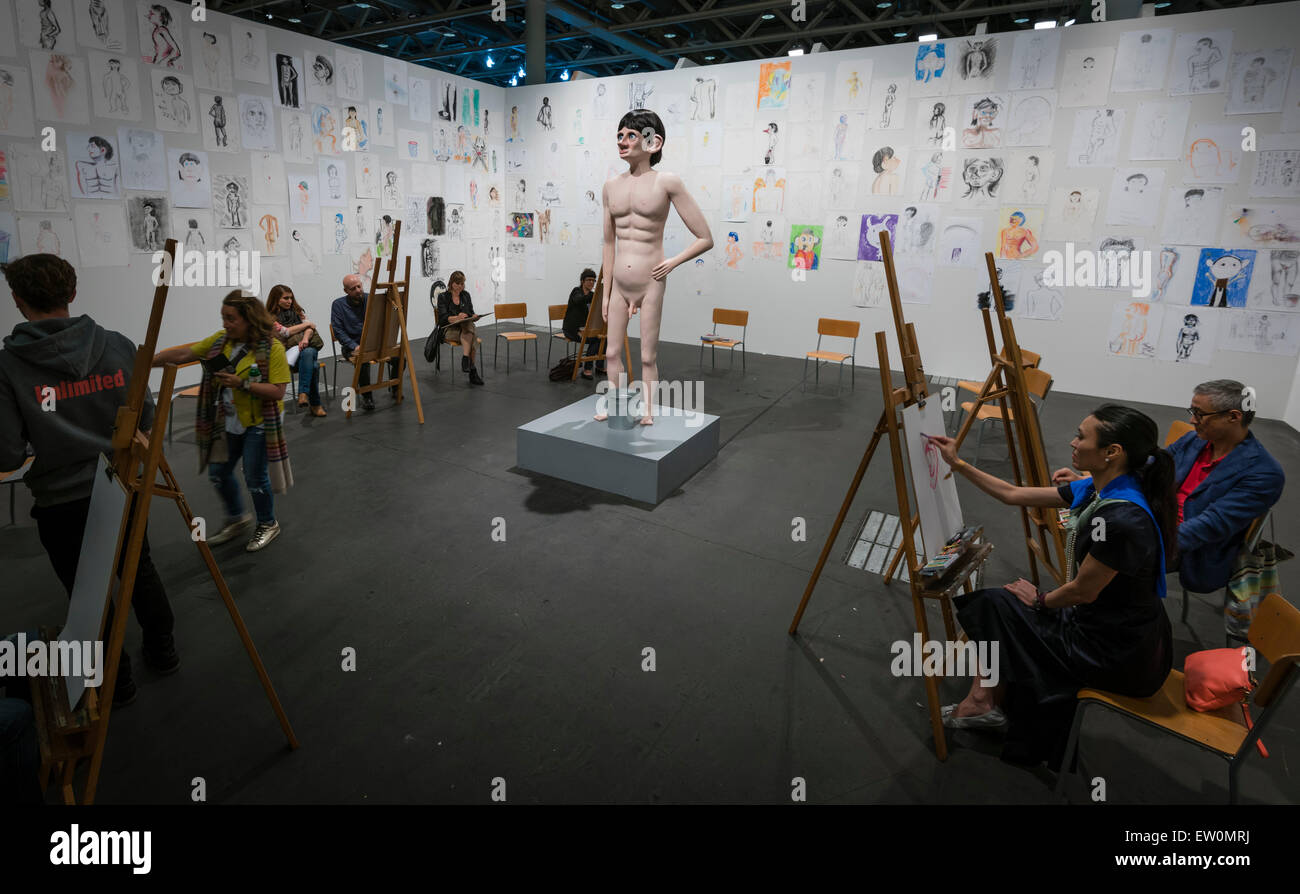 Basel, Schweiz. 16. Juni 2015. David Shrigleys interaktive Installation "Lebensmodell" lädt Besucher der Art Basel 2015 in Basel (Schweiz) auf dem Reißbrett. Art Basel ist eines der weltweit größten und spektakulärsten moderne Versammlungen. Im Jahr 2014 lockte die Messe 92'000 Kunstliebhaber aus der ganzen Welt. Bildnachweis: Erik Tham/Alamy Live-Nachrichten Stockfoto