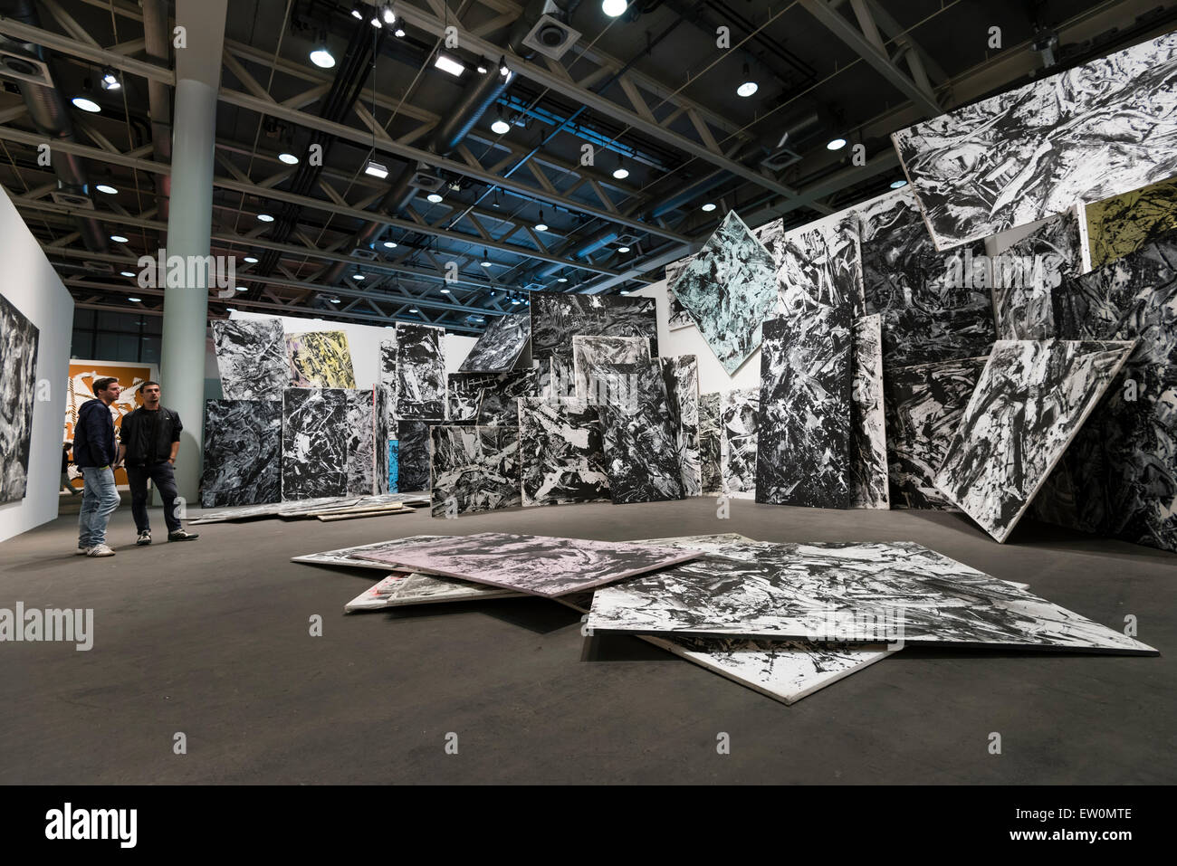 Basel, Schweiz. 16. Juni 2015. Besucher der Art Basel 2015 in Basel beobachten Emilio Vedovas Installation "... im Kontinuum". Art Basel ist eines der weltweit größten und spektakulärsten moderne Versammlungen. Im Jahr 2014 lockte die Messe 92'000 Kunstliebhaber aus der ganzen Welt. Bildnachweis: Erik Tham/Alamy Live-Nachrichten Stockfoto