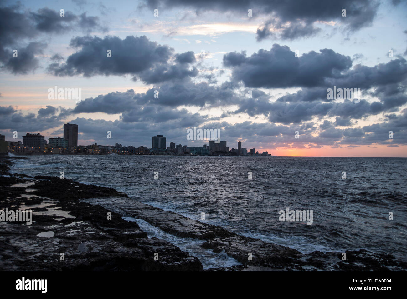 Sonnenuntergang am Malecón in Havanna Stockfoto