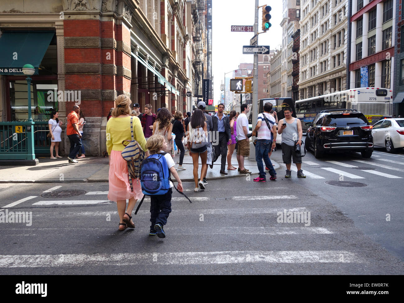 Mutter und Kind Kreuzung Street in New York City, Leben auf der Straße