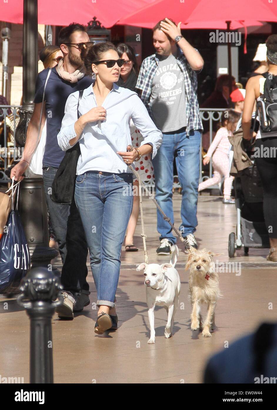 Mob Stadt Schauspielerin Alexa Davalos im The Grove in Hollywood mit ihrem Haustier einkaufen geht Hunde Featuring: Alexa Davalos wo: Los Angeles, Vereinigte Staaten von Amerika bei: 30. März 2015 Stockfoto