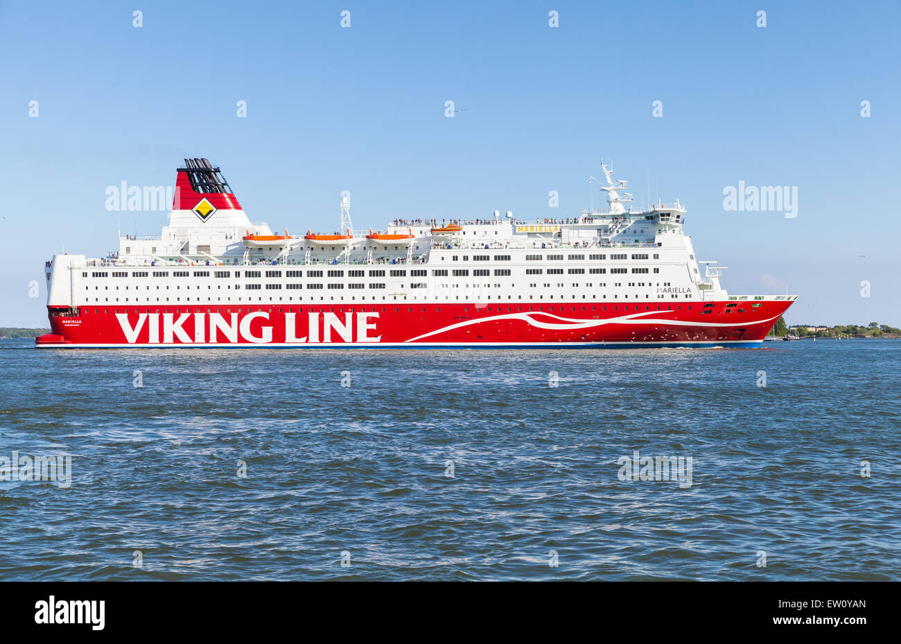 Helsinki, Finnland - 13. Juni 2015: Die finnische Fähre Viking Line Mariella geht aus Helsinki Passagierhafen Stockfoto