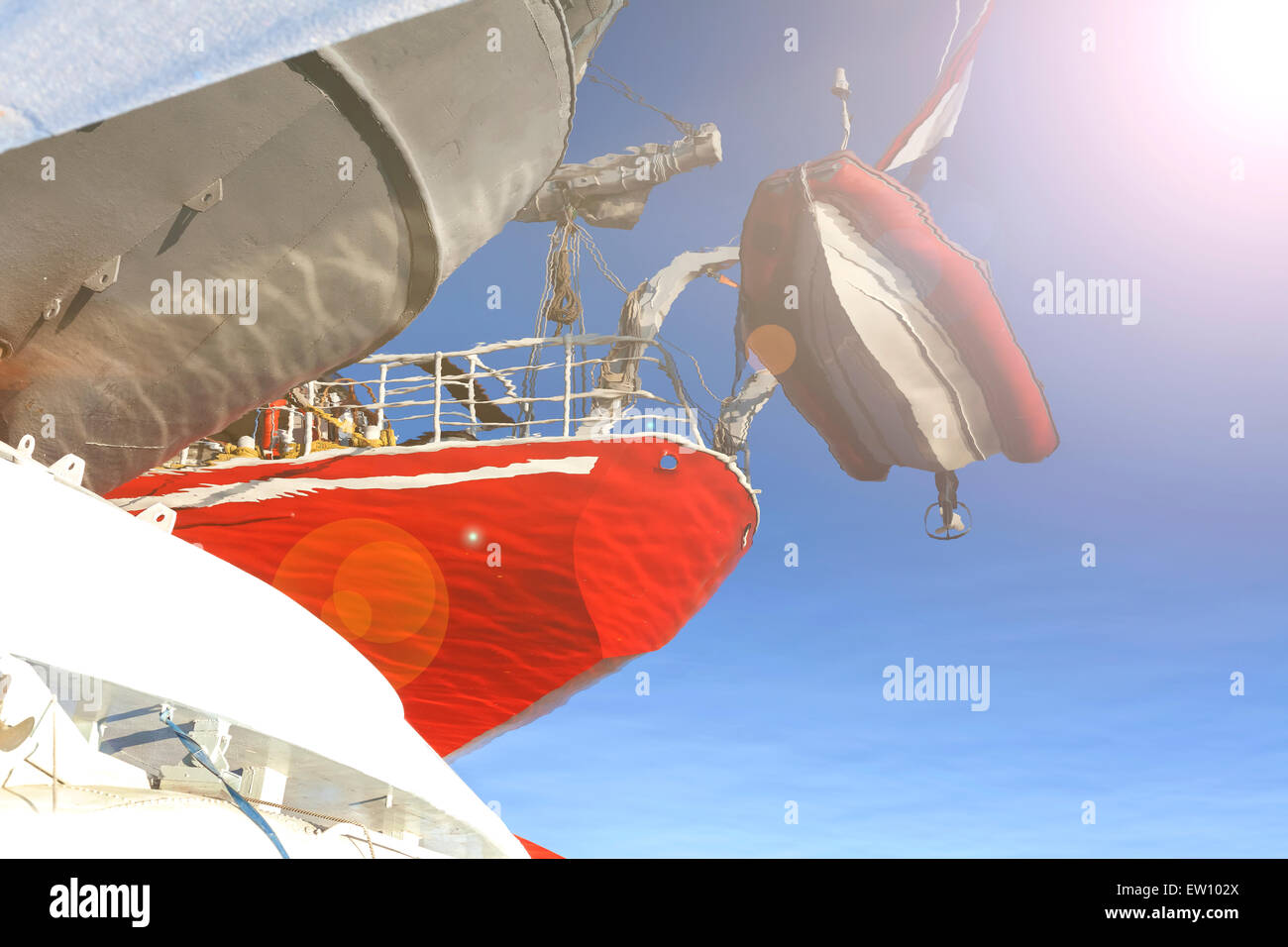 Sport-Hintergrund, Wasserreflexion Segelschiff und Schlauchboot mit Linseneffekt. Stockfoto