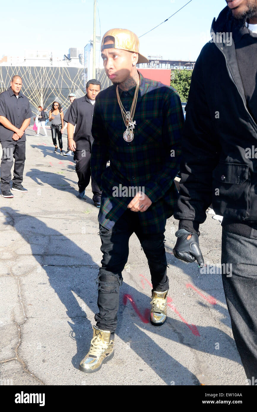 Rapper Tyga Unterwegs Mit Seinen Jungs In West Hollywood Und Shopping Fur Ein Paar Gold La Gear Turnschuhe Featuring Tyga Wo Los Angeles Vereinigte Staaten Von Amerika Bei 31 Marz 15 Stockfotografie Alamy Rapper Tyga Unterwegs Mit Seinen Jungs In West Hollywood Und Shopping Fur Ein Paar Gold La Gear Turnschuhe Featuring Tyga Wo Los Angeles Vereinigte Staaten Von Amerika Bei 31 Marz 15 Stockfotografie Alamy