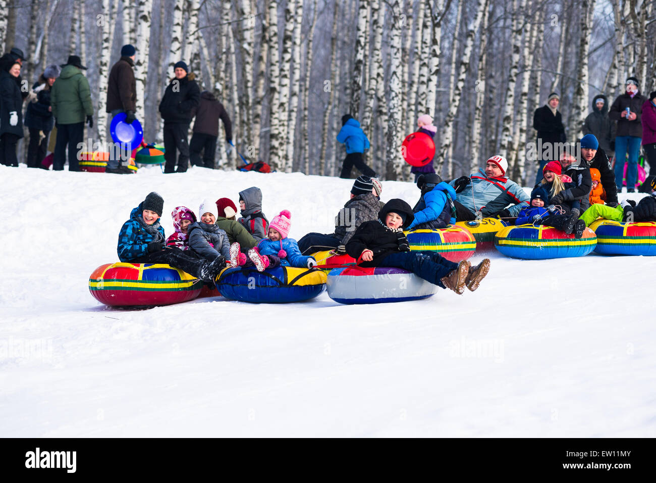 Nicht identifizierte Kinder und Erwachsene genießen die Abfahrt aufschieben Schläuche. Sie bildeten eine Tubing-Bahn. Winter aktiv-Spaß und Unterhaltung Stockfoto