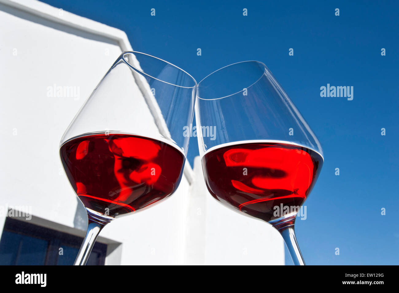 PROST Rose Weingläser chinking 'Prost' in sonnigen Alfresco Urlaub Weinprobe zusammen trinken im Freien Umgebung Stockfoto