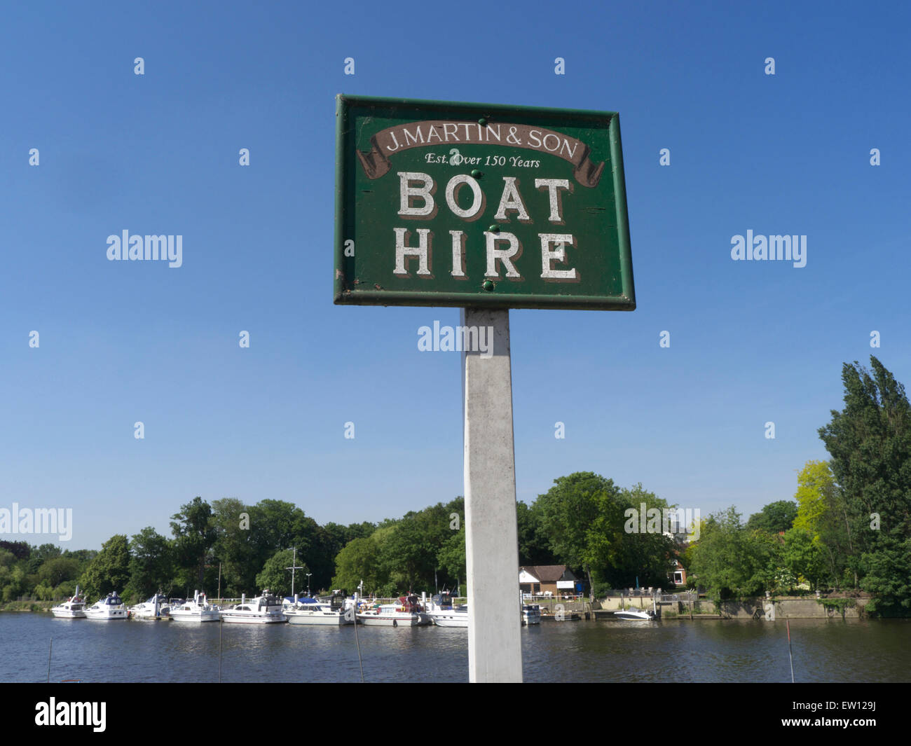 Rustikale Zeichen laden Bootsverleih auf Themse bei Hampton Court Surrey UK Stockfoto
