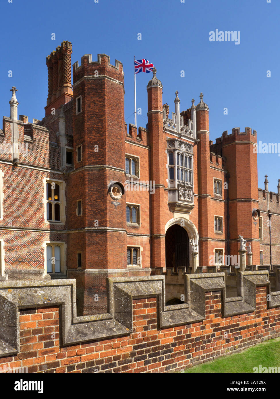 Eingang zum Hampton Court Palace ein königlicher Palast mit der Union Jack Flag London Borough of Richmond upon Thames Greater London Surrey UK Stockfoto