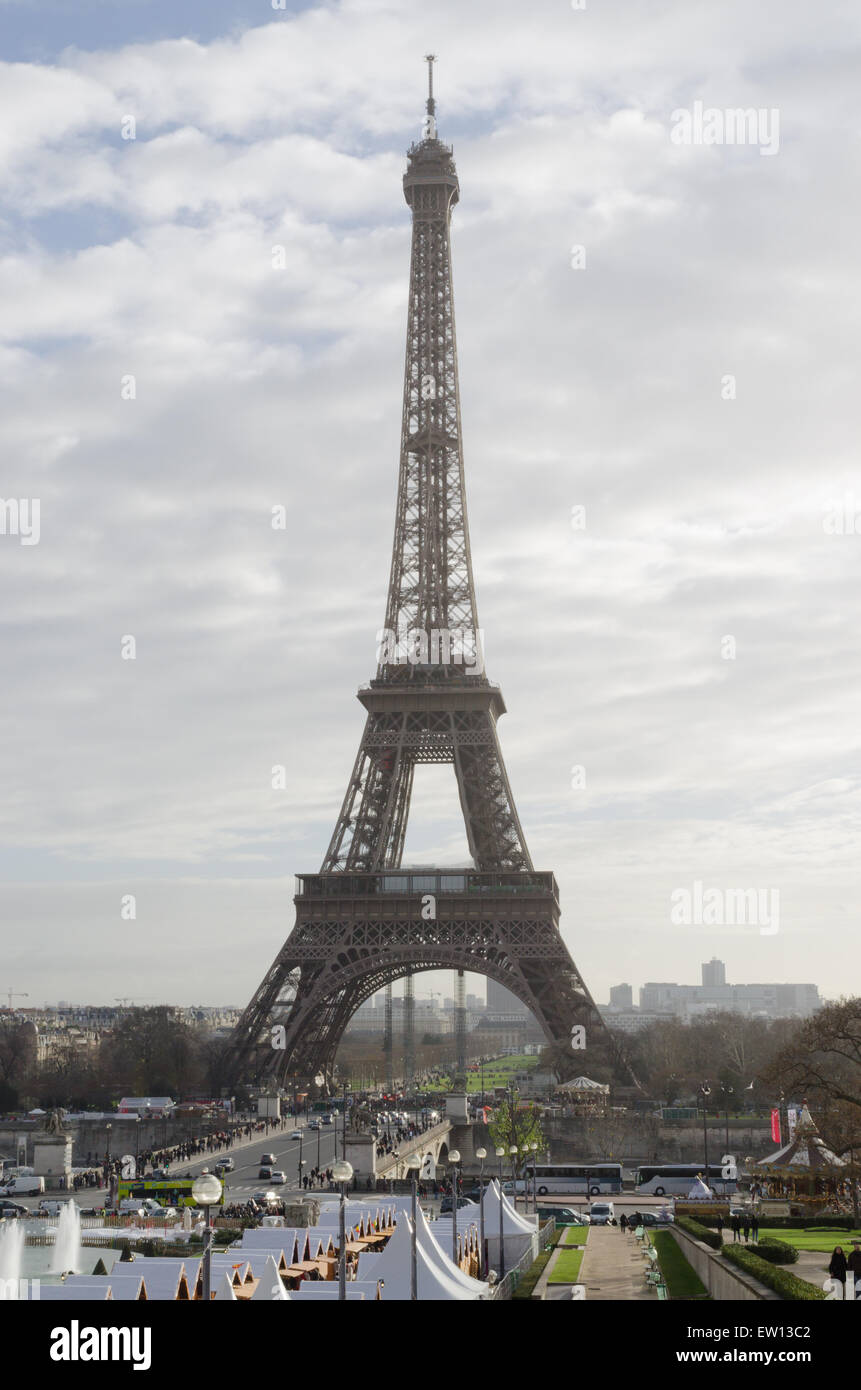 Französisch-Eiffelturm in Paris, blauen Wolkenhimmel Stockfoto Französisch-Eiffelturm in Paris, blauen Wolkenhimmel Stockfoto