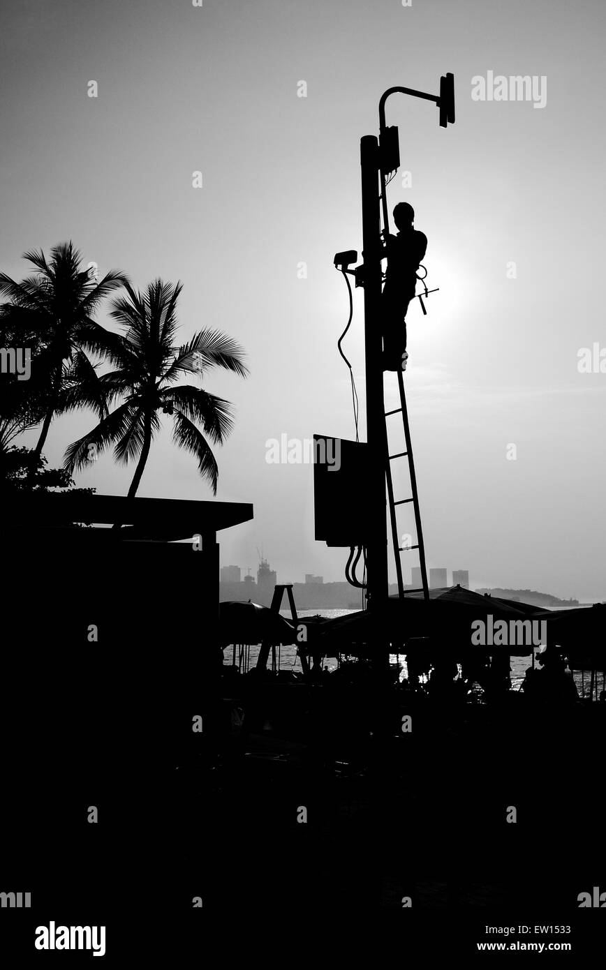 Silhouette eines Elektrikers arbeiten an Straßenbeleuchtung in Pattaya Thailand Stockfoto