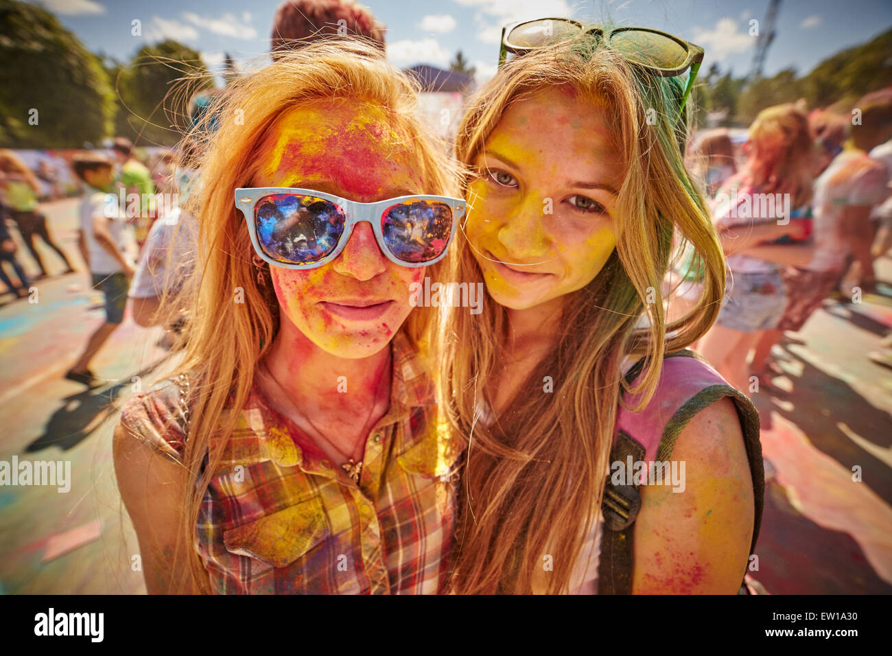 KALININGRAD, Russland - 12. Juni 2015: Menschen mit aufgemalten Gesichtern während das Holi-Fest der Farben Stockfoto