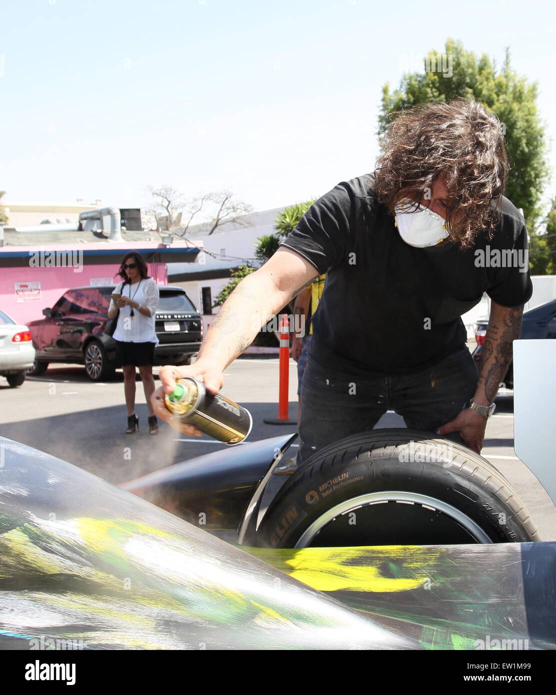 Domingo Zapata malt ein FormelEAuto auf dem Sunset Boulevard