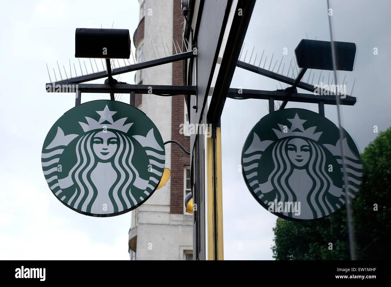 Starbucks-Logo und dessen Reflexion über ein Schaufenster Stockfoto