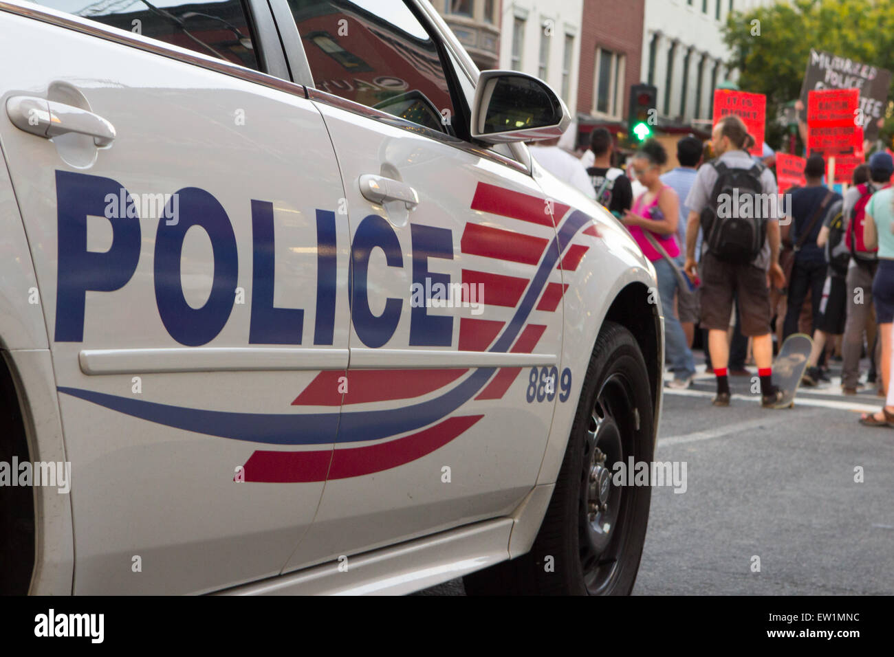 Dutzende von Demonstranten protestieren Polizeigewalt in Washington D.C. Stockfoto
