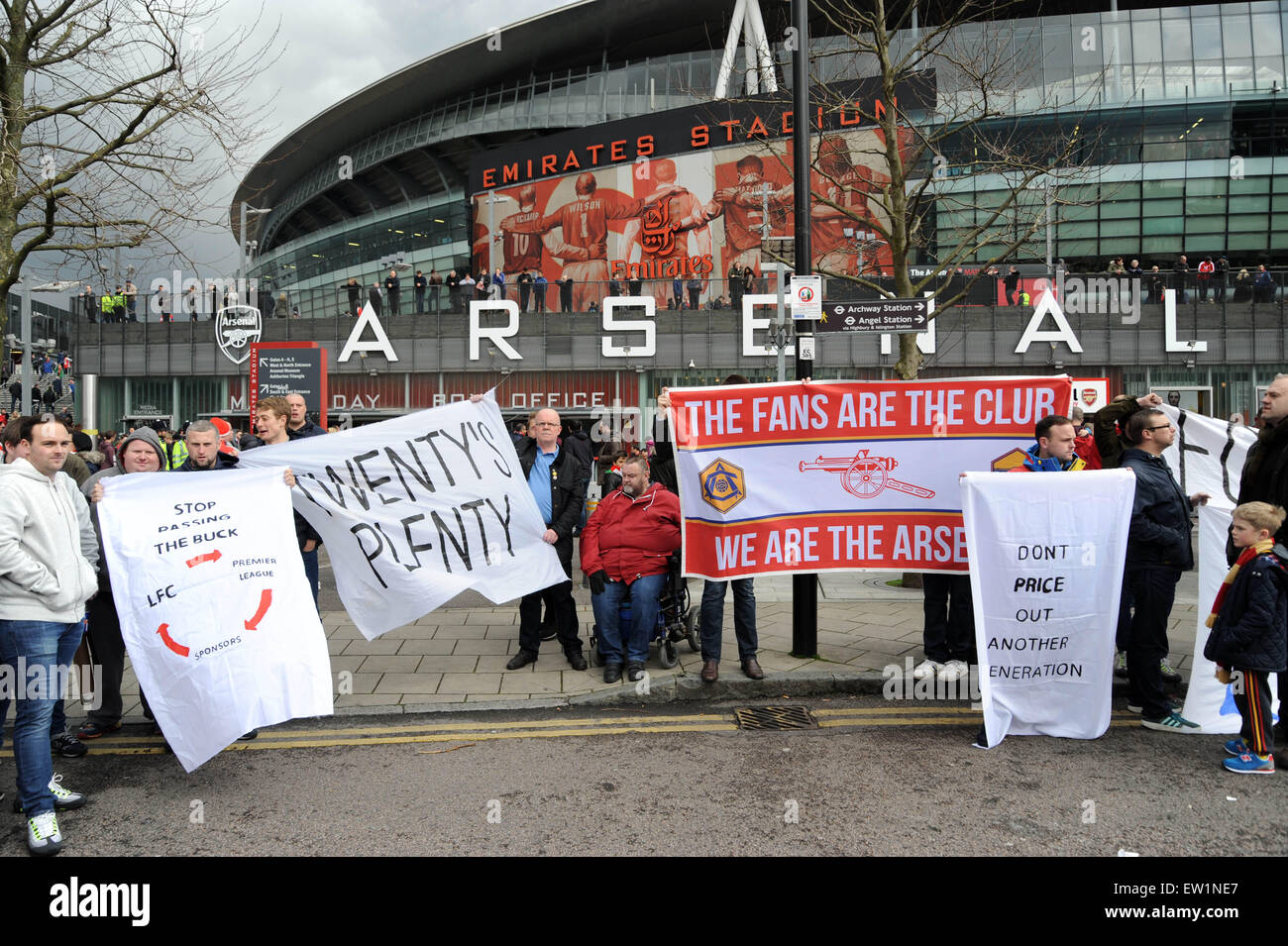 Fußball-Fans versammeln sich vor dem Emirates Stadium vor dem Spiel zwischen Arsenal und Liverpool zum protest gegen die steigende Ticketpreise in der Premier League.  Mitwirkende: Arsenal-Fans protestieren wo: London, Vereinigtes Königreich bei: 4. April 2015 Stockfoto