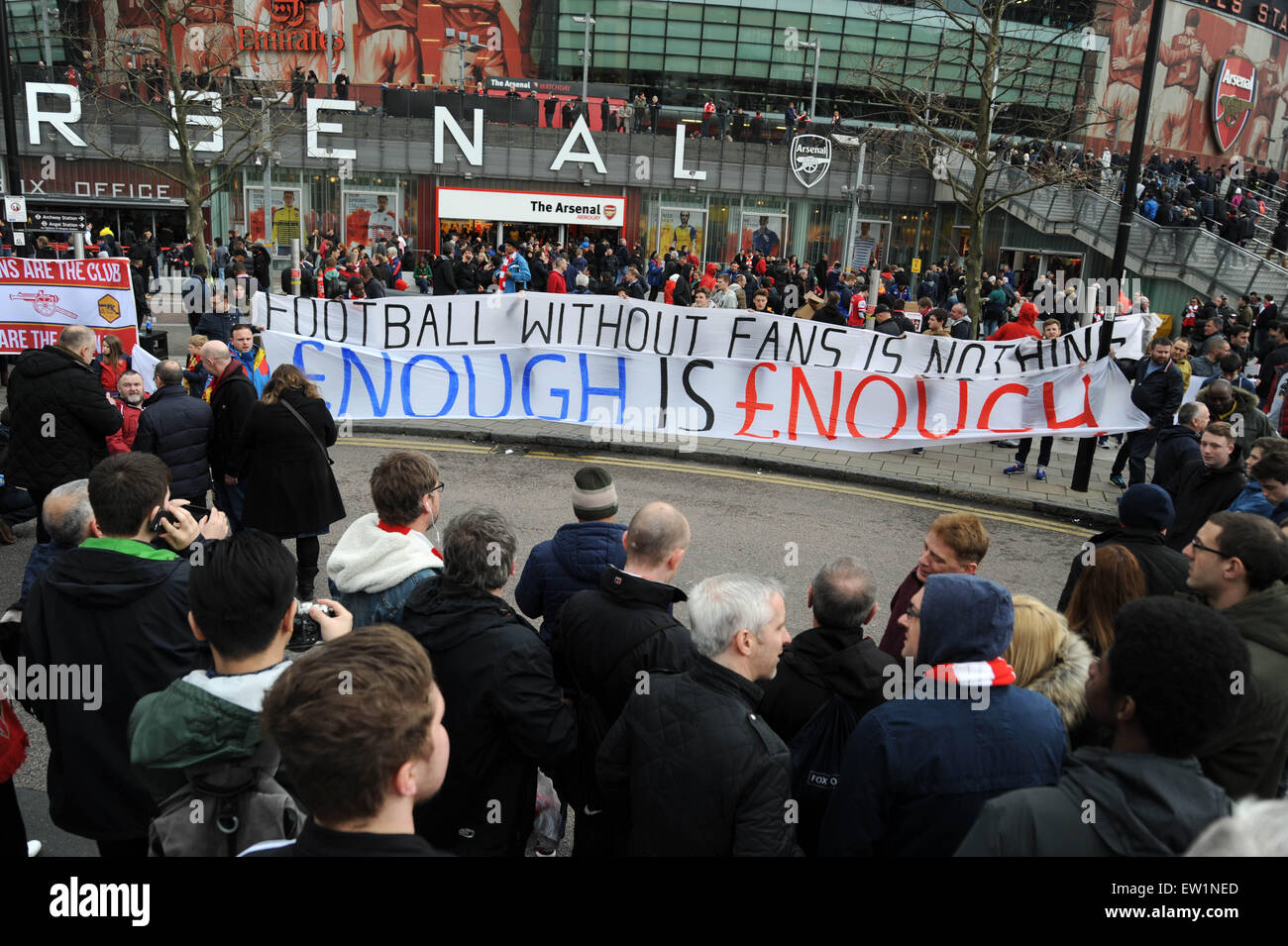 Fußball-Fans versammeln sich vor dem Emirates Stadium vor dem Spiel zwischen Arsenal und Liverpool zum protest gegen die steigende Ticketpreise in der Premier League.  Mitwirkende: Arsenal-Fans protestieren wo: London, Vereinigtes Königreich bei: 4. April 2015 Stockfoto