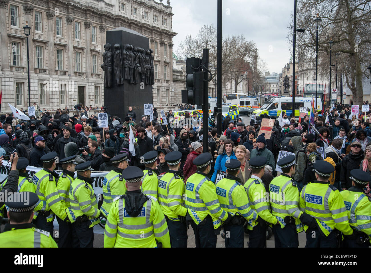 Demonstranten Zusammenstoß mit der Polizei bei einer Anti-PEGIDA-Demonstration in Whitehall, London mit: Atmosphäre wo: London, Vereinigtes Königreich bei: 4. April 2015 Stockfoto