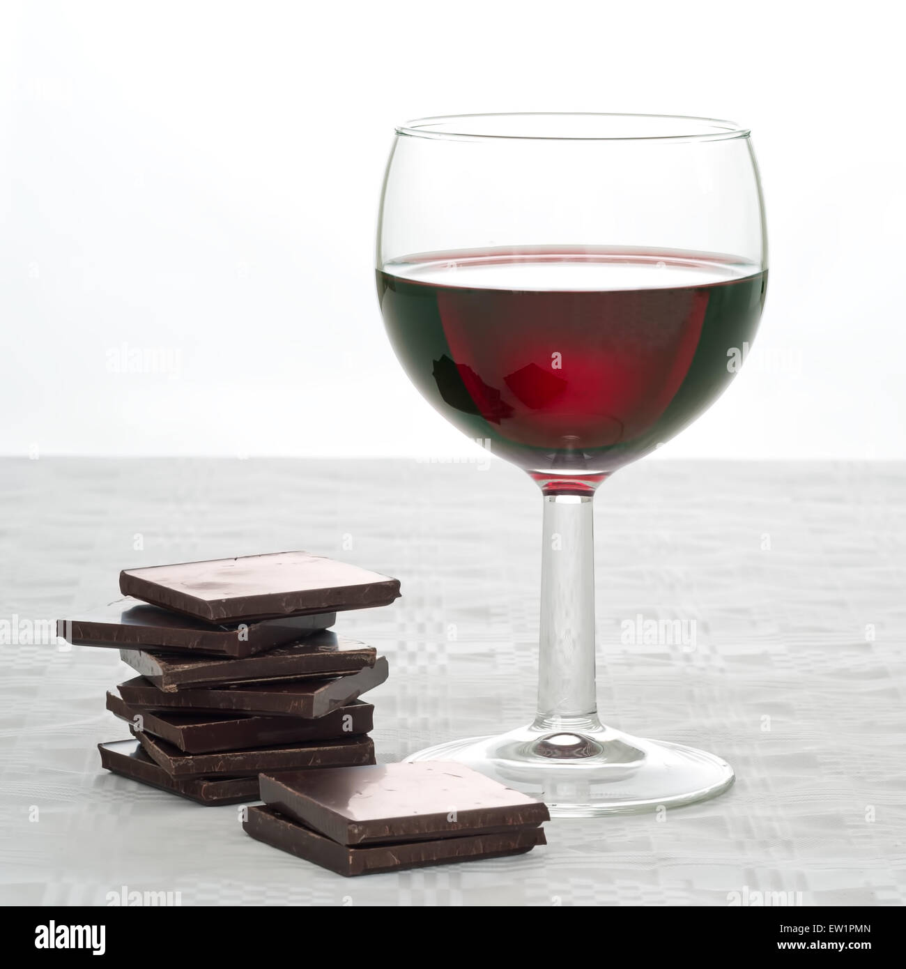 Gesundes Herz Essen. Rotwein und dunkle Schokolade. Stockfoto