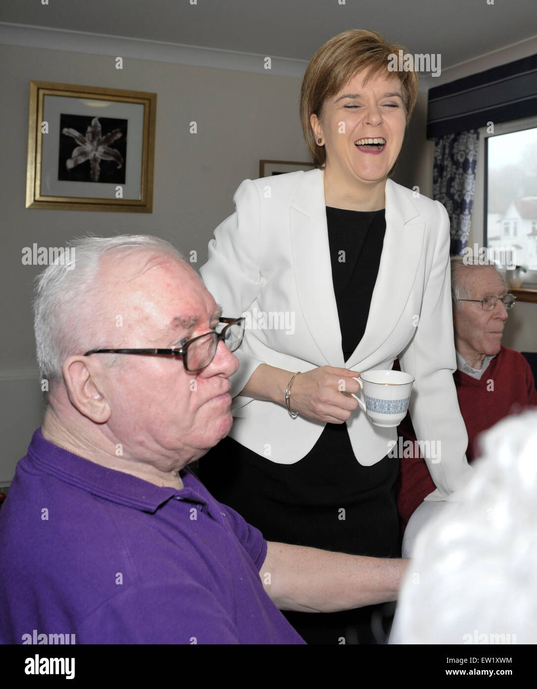 Erste Minister Nicola Sturgeon startet der SNPs Rentner planen - wie ein starkes Team von SNP MPs die Interessen älterer Menschen Schottlands schützen dargelegt.  Bei einem Besuch in einem Pflegeheim in East Dunbartonshire, kündigte sie eine Vielzahl von Politikbereichen die SNP schlägt vor, ihnen zu helfen. Die SNP hat bereits Maßnahmen in der Regierung, Beispiele hierfür sind Investitionen in die kostenlose persönliche Betreuung und das Beförderungsvergünstigungen Schema.  Stör kommentierte: "Ich bin unheimlich stolz auf die SNP-Rekord in der Regierung, wenn es darum geht, das Eintreten für unsere älteren Menschen. Wir haben geschützt und verlängert die conce Stockfoto