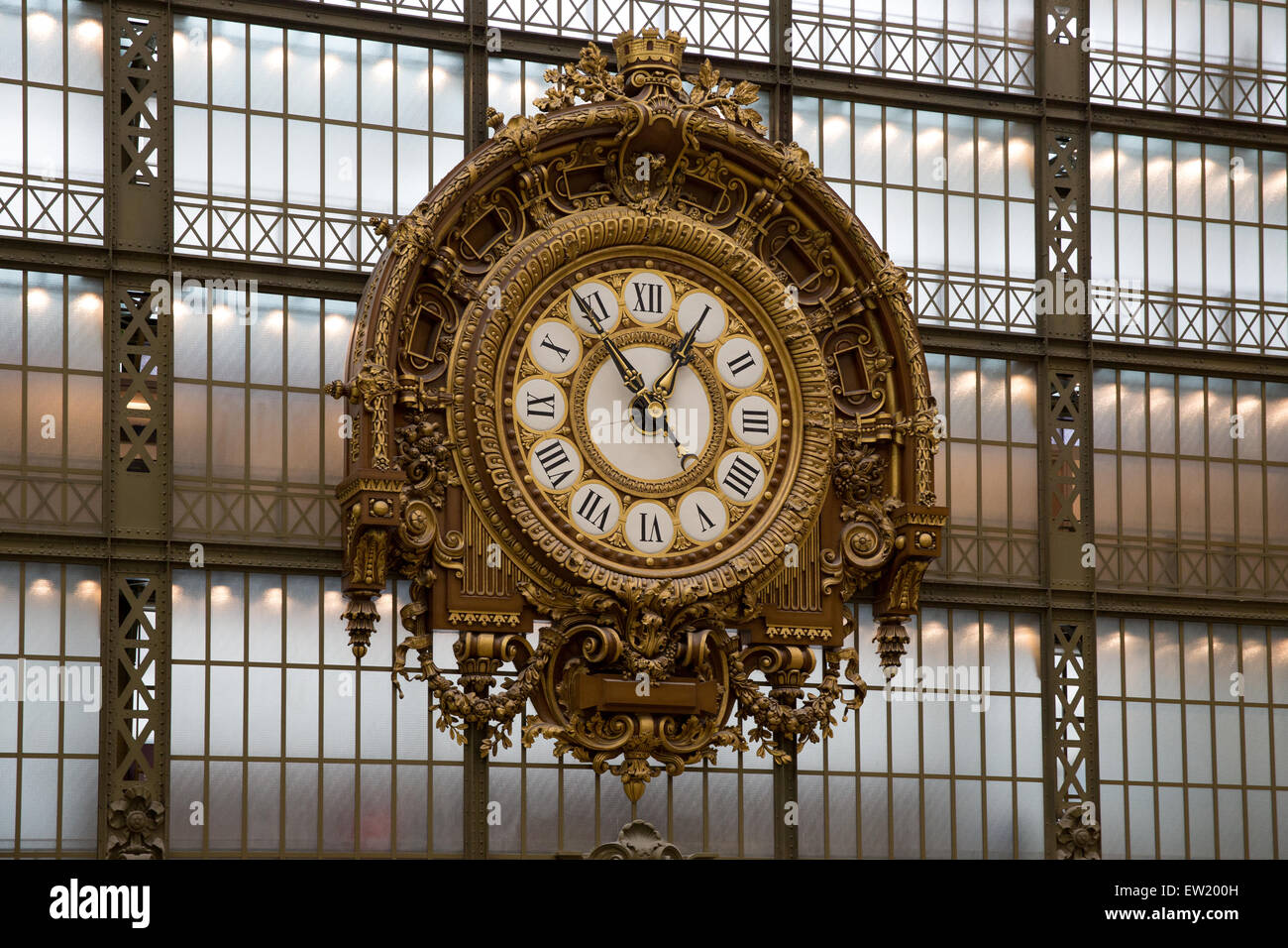 Vergoldeten barocken Uhr in der Haupthalle des Musée d ' Orsay, Paris, Frankreich Stockfoto