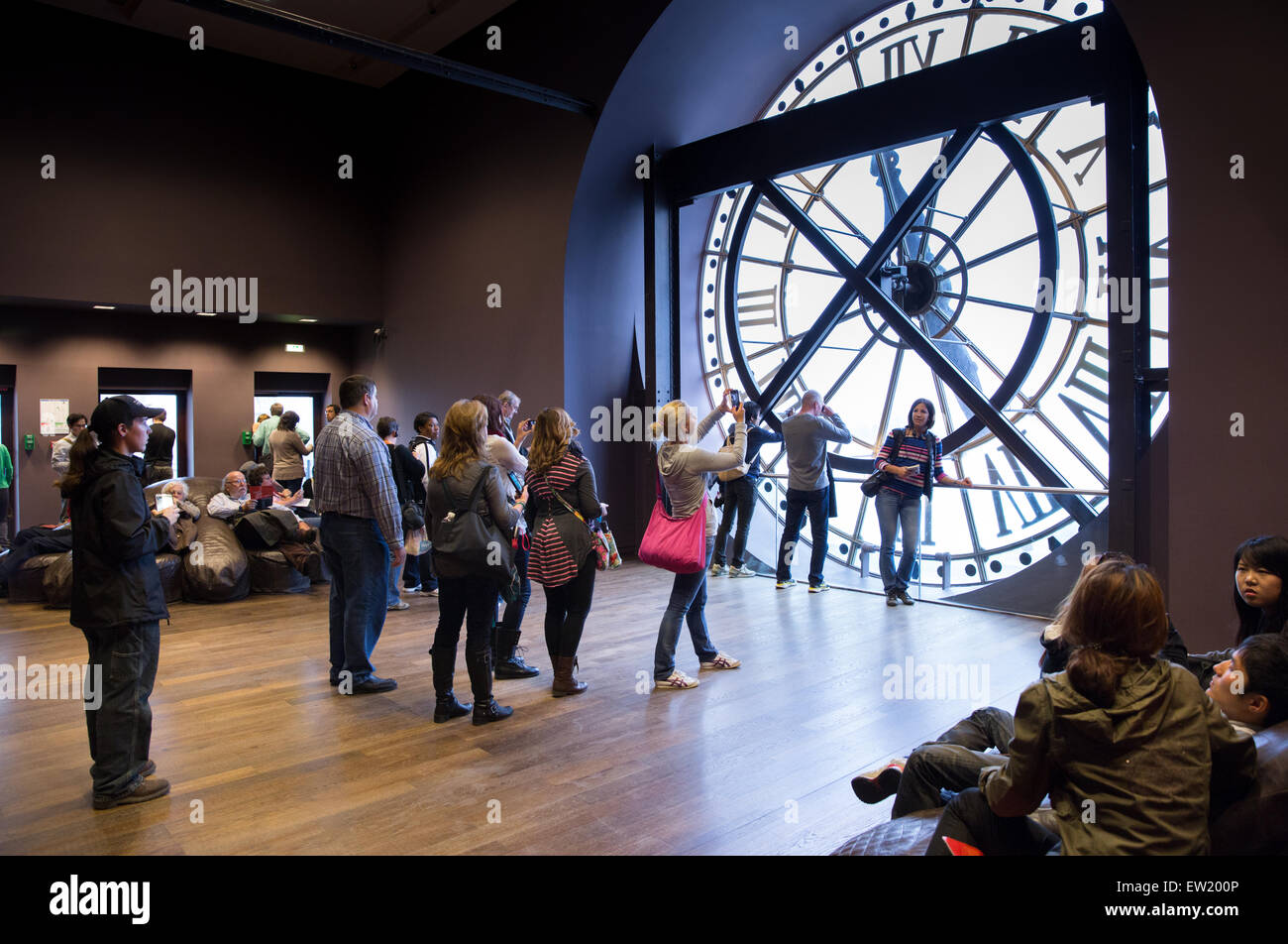 Touristen in der Schlange zu Fotos, die an der Vorderseite eine große Uhr an das Musée d ' Orsay, Paris, Frankreich Stockfoto