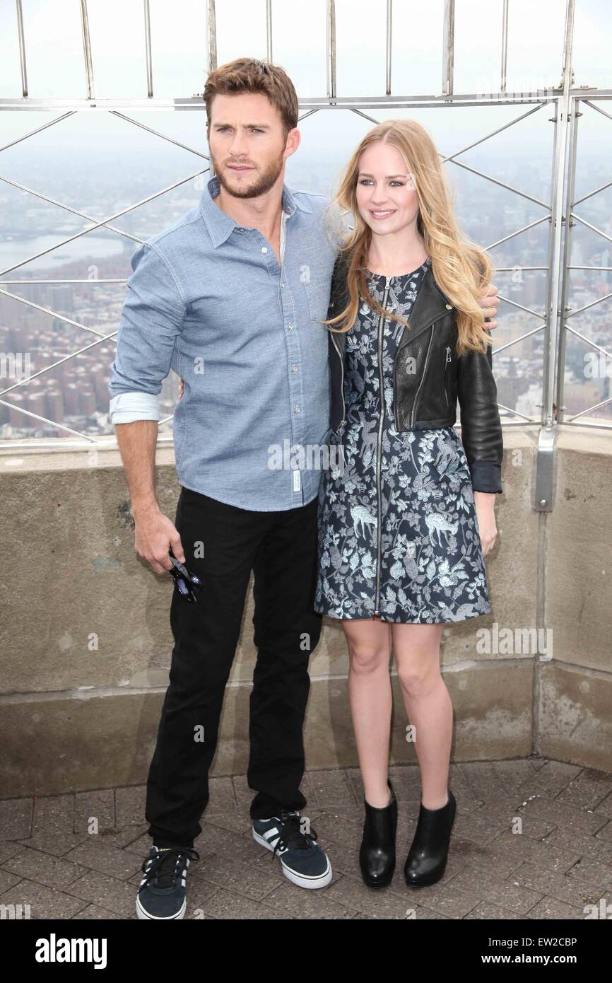 Das Empire State Building beherbergt Scott Eastwood und Britt Robertson Stars von 20th Century Fox die längste Fahrt mit: Scott Eastwood, Britt Robertson wo: NYC, New York, Vereinigte Staaten von Amerika bei: 9. April 2015 Stockfoto